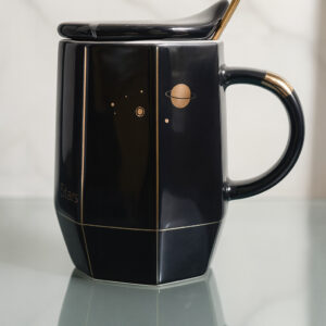Taza Diseño Galaxia Con Tapa Y Cuchara Dorada, Color Negro